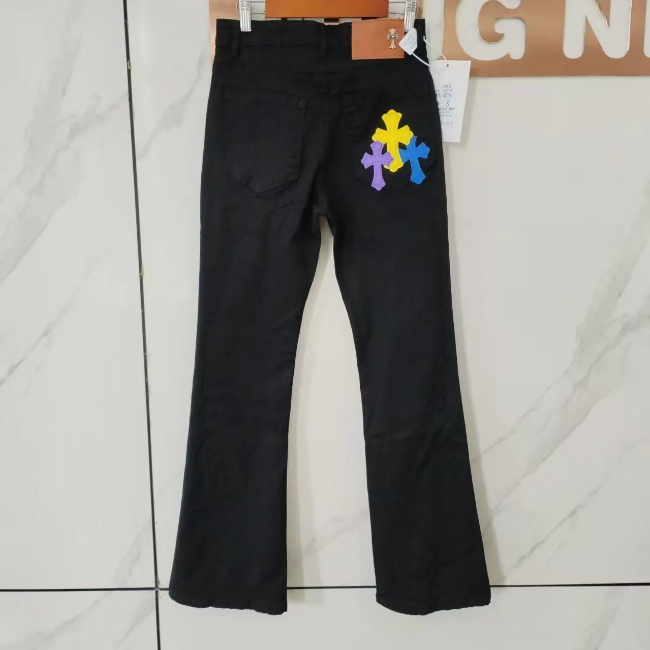 P176 Style No. Cc929 Chrome hearts high street patch jeans Chrome hearts vibe style versatile jeans are the most popular high street style at the moment. Made of beaded canvas fabric, heavy washing makes the upper body of the fabric more textured and the pants are tall and straight! The three-dimensional cutting of the whole trousers is a masterpiece! The beaded canvas fabric is thick and soft after washing. It has good breathability. Customized small leather label. Unique design. The details are in place, simple and elegant, and the workmanship is exquisite. The entire trousers are neatly routed and the details are in place! It’s so cool. It’s a genderless trend that both men and women can easily control. Color: Picture color. Sizes M-XXL